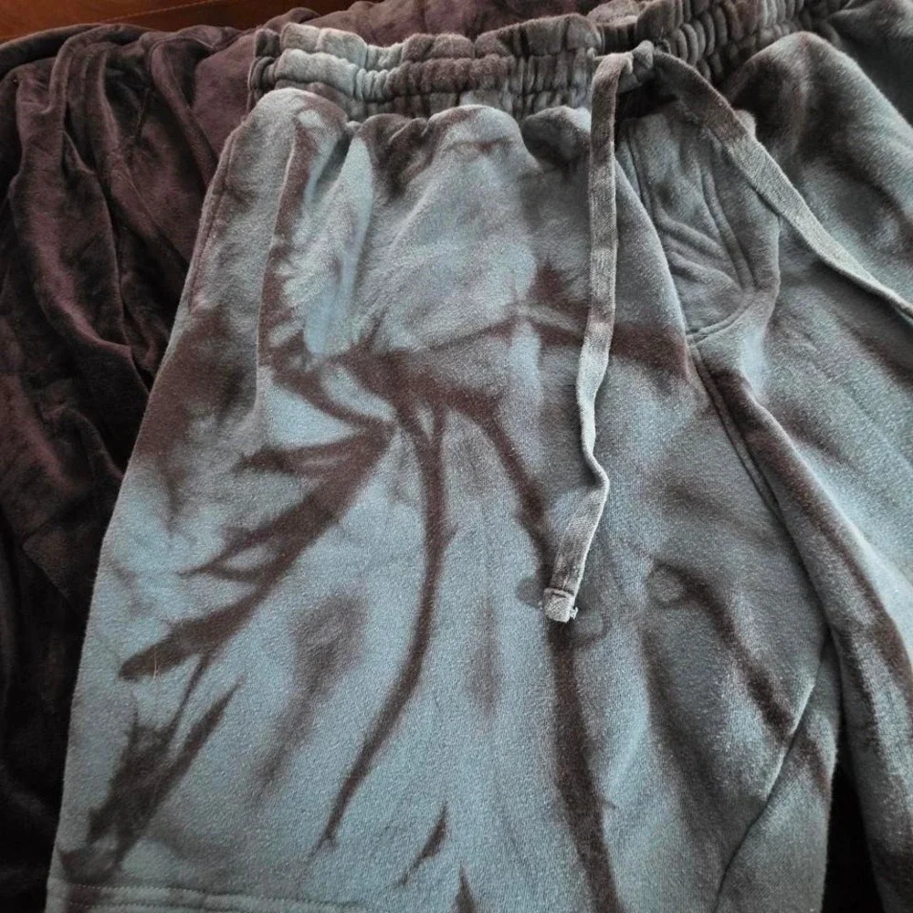 No Boundaries grey tie-dye shorts Size L